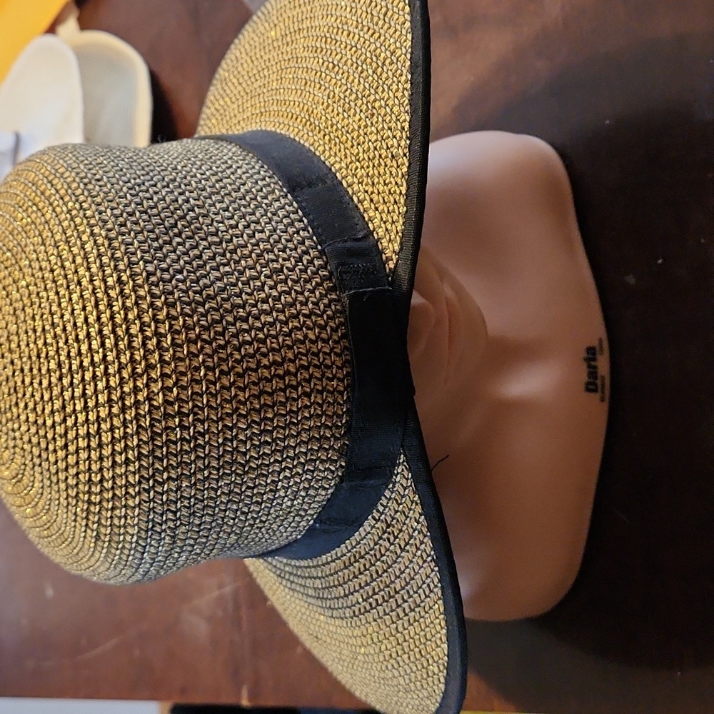 Woman's pattern hat - Picture 3 of 7